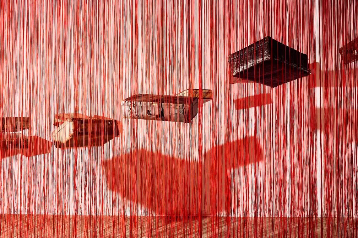 Trinta peças de bagagem de couro vintage, pendurando-se dentro de uma chuva de fios vermelhos do artista Chiharu Shiota na bacia hidrográfica da ICA, um enorme espaço para exposições em um estaleiro ativo em Boston em 16 de maio de 2025. O artista de Berlim, em Berlim, conjurou uma multidão de histórias imigrantes em “Lar Less Home”, seu maior show de museu em Berlim em uma multidão de histórias imigrantes em key key key/menos em casa ”, seu maior show de museu em Berlim em uma multidão de histórias imigrantes em casa, em casa, em casa, em casa, em casa, em 1925.