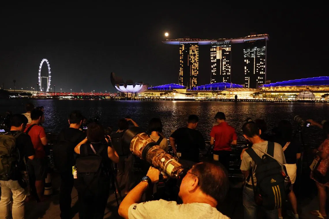 Rare blue supermoon mesmerises sky gazers in Singapore | The Straits Times