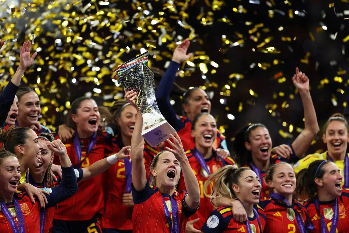Soccer Football - UEFA Women's Nations League - Final - Second Leg - Spain v Germany - Riyadh Air Metropolitano, Madrid, Spain - December 2, 2025 Spain's Irene Paredes lifts the trophy as she celebrates winning the UEFA Women's Nations League final with teammates REUTERS/Violeta Santos Moura