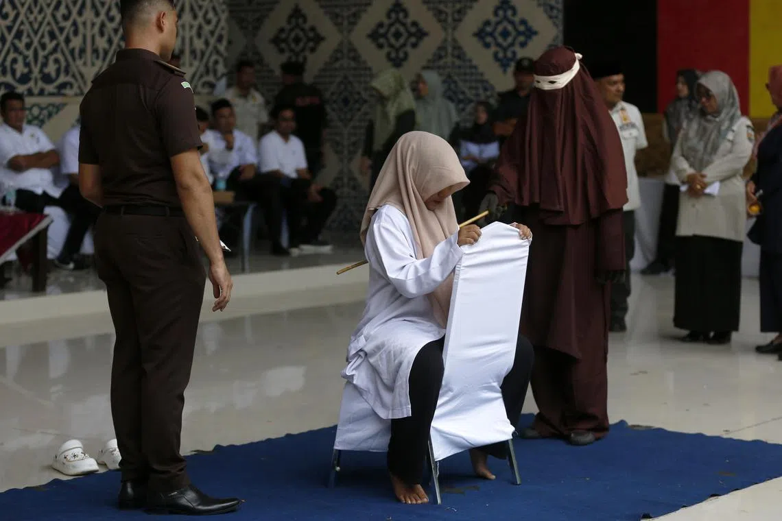 epa12154183 An Acehnese woman receives up to 100 time lashes of caning punishment in front of the public, for adultery and breaking Sharia law, in Banda Aceh, Indonesia, 04 June 2025. Aceh is the only province in Indonesia that enforces the Sharia law, and considers lesbian, gay, bisexual relationships, sex outside of marriage and adultery as Sharia law violations. The controversial Islamic law was first introduced in 2001, after the country's government granted more autonomy to the region.  EPA-EFE/HOTLI SIMANJUNTAK