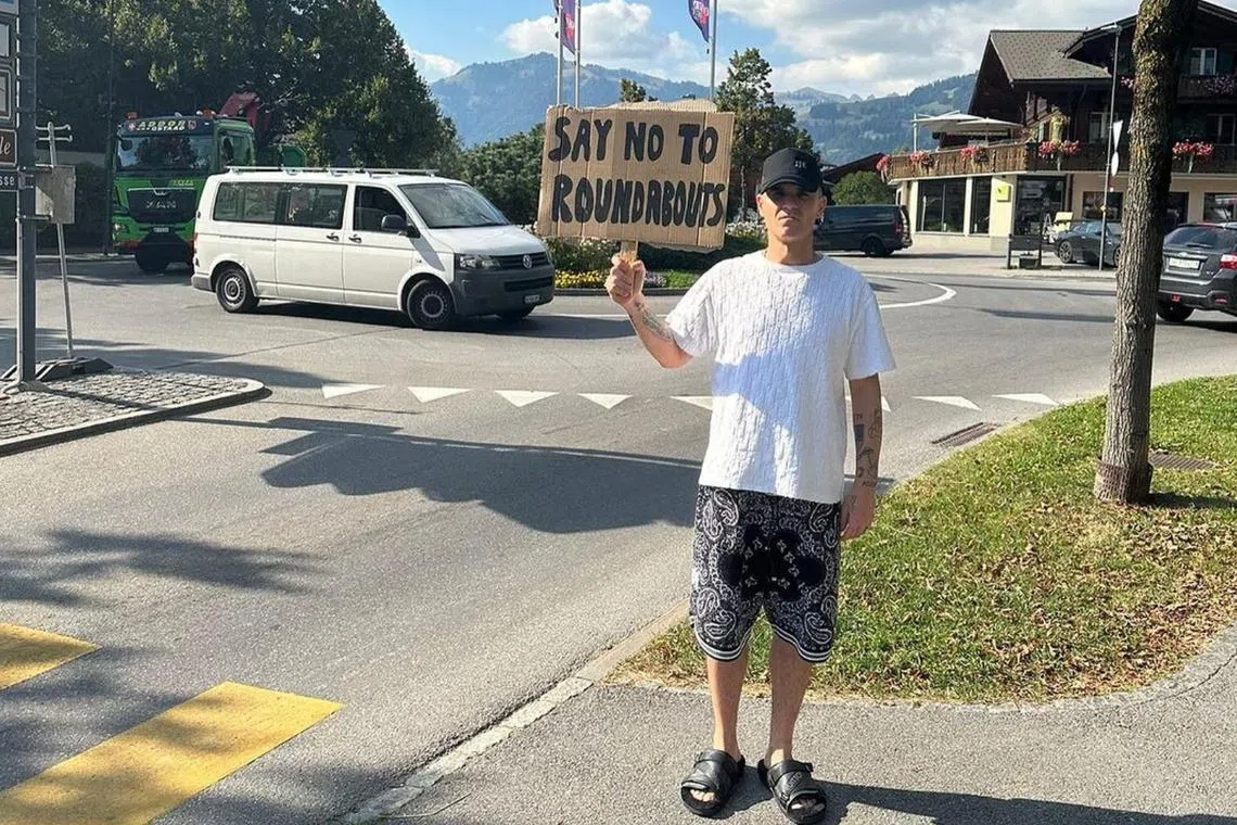 On his Instagram account, Robbie Williams posted a picture of himself holding up a sign stating: “Say no to roundabouts”.