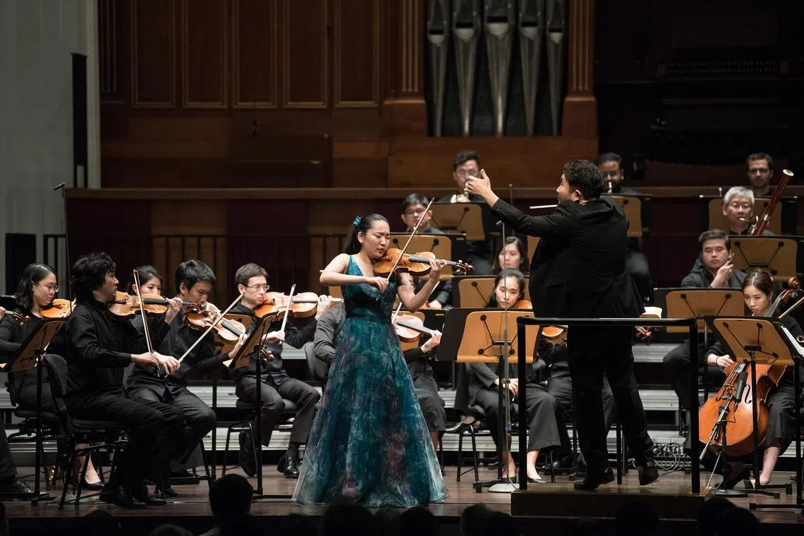 tlresound16 - Young Japanese-American violinist Kayla Wakao playing at the re:Sound concert.


Credit / Copyright: Jack Yam