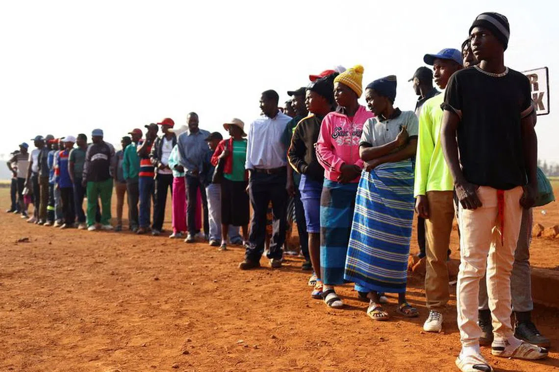 Locals wait to cast their votes during the Zimbabwe general elections in Kwekwe, outside Harare, Zimbabwe August 23, 2023. REUTERS/Siphiwe Sibeko