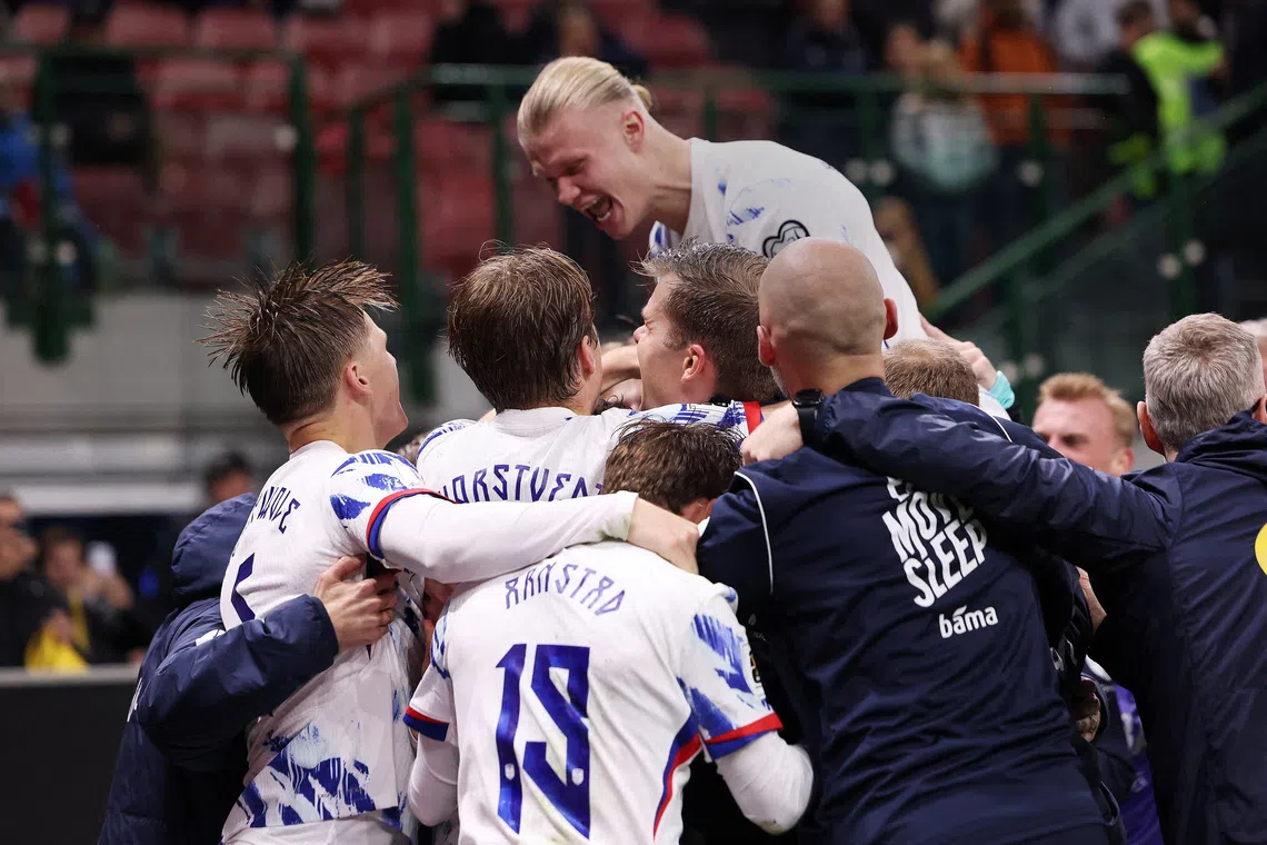 Soccer Football - World Cup - UEFA Qualifiers - Group I - Italy v Norway - San Siro, Milan, Italy - November 16, 2025 Norway's Erling Haaland and teammates celebrate after Jorgen Strand Larsen scored their fourth goal REUTERS/Claudia Greco