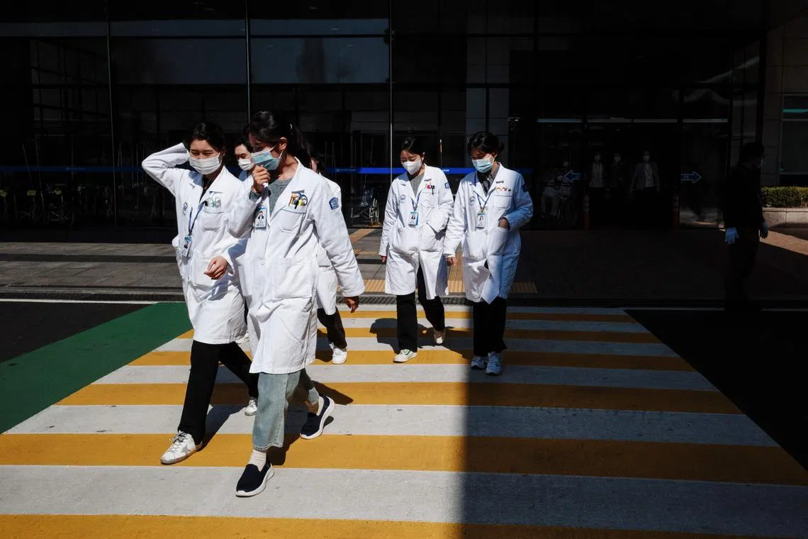 The government would provide up to 18 million won per month for doctors and up to 4 million won per month for nurses starting from March to medical institutions that are hiring staff. 