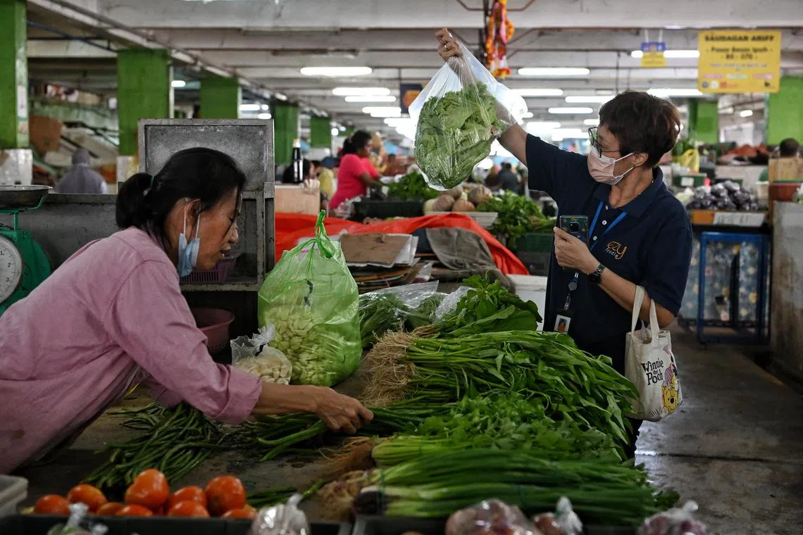 ST20221110_202248435954 Kua Chee Siong/ pixvote/
Generic pix of a resident buying vegetables at the wet market at Pasar Besar Ipoh in Ipoh city, Perak on 10 Nov 2022.
A relatively quiet campaigning for the Malaysia general elections in Ipoh city, paling in comparison with past elections where competing party flags would adorn the roads and rallies draw hundreds of attendees.
Can be used for stories about economy, inflation, cost of living.
