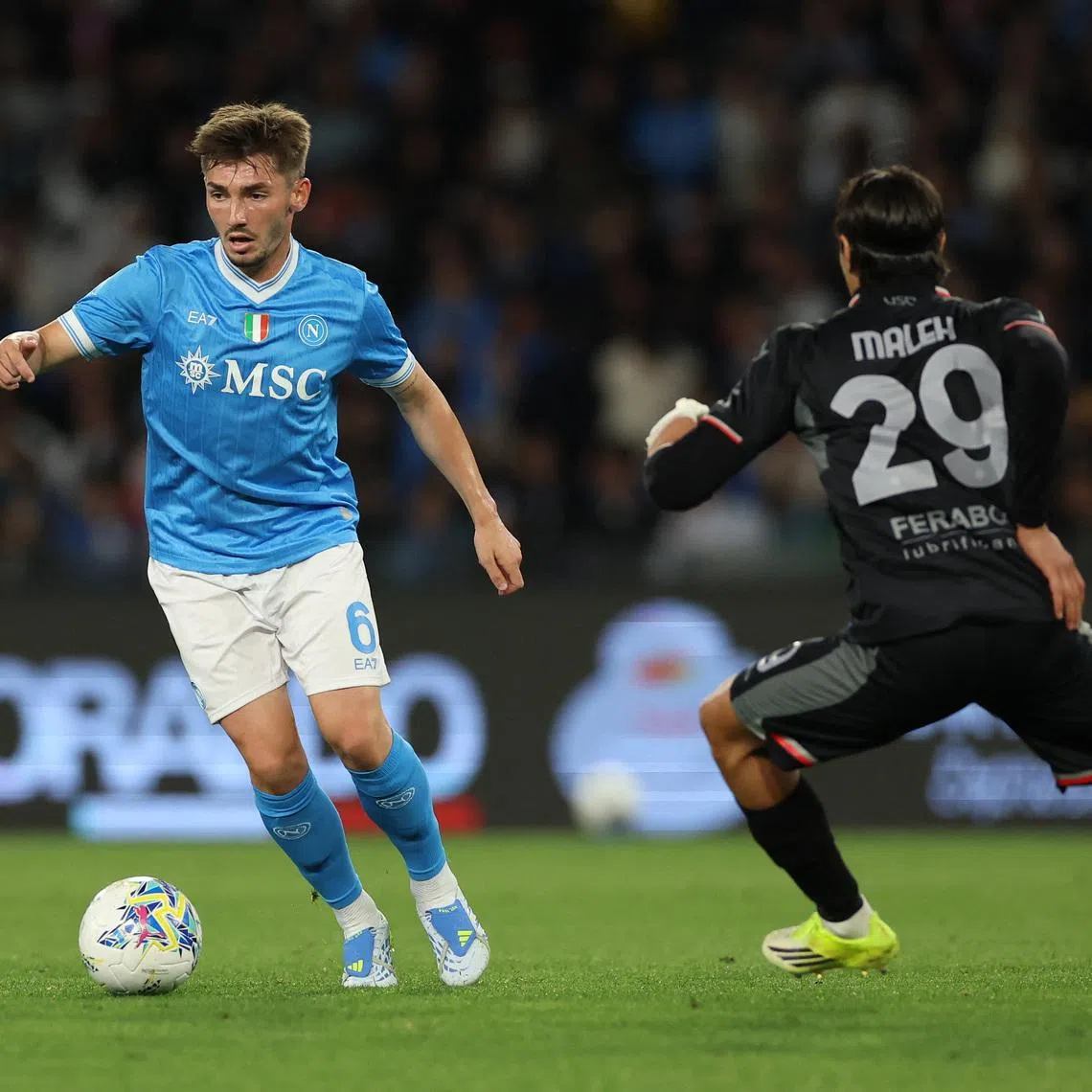Soccer Football - Serie A - Napoli v Cremonese - Stadio Diego Armando Maradona, Naples, Italy - April 24, 2026  Napoli's Billy Gilmour in action with Cremonese's Youssef Maleh REUTERS/Ciro De Luca