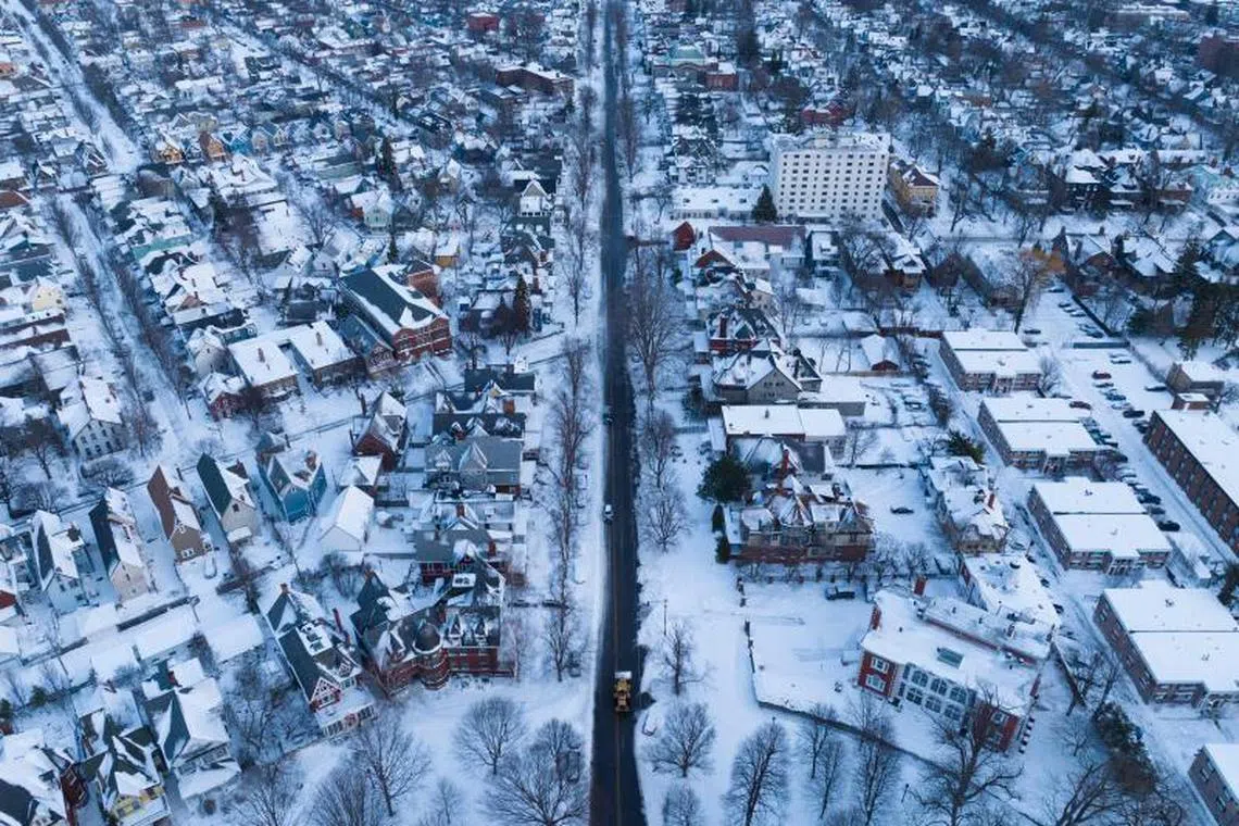 In this aerial photo, an excavator makes its way up Richmond Avenue in Buffalo, New York, on December 28, 2022. The monster storm that killed dozens in the US over the Christmas weekend continued to inflict misery on New York state. PHOTO : AFP