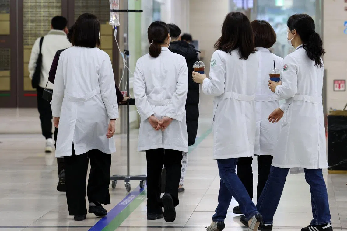 Despite government threats of legal action, hundreds of trainee doctors handed in their resignations and were set to stop work from Feb 20.