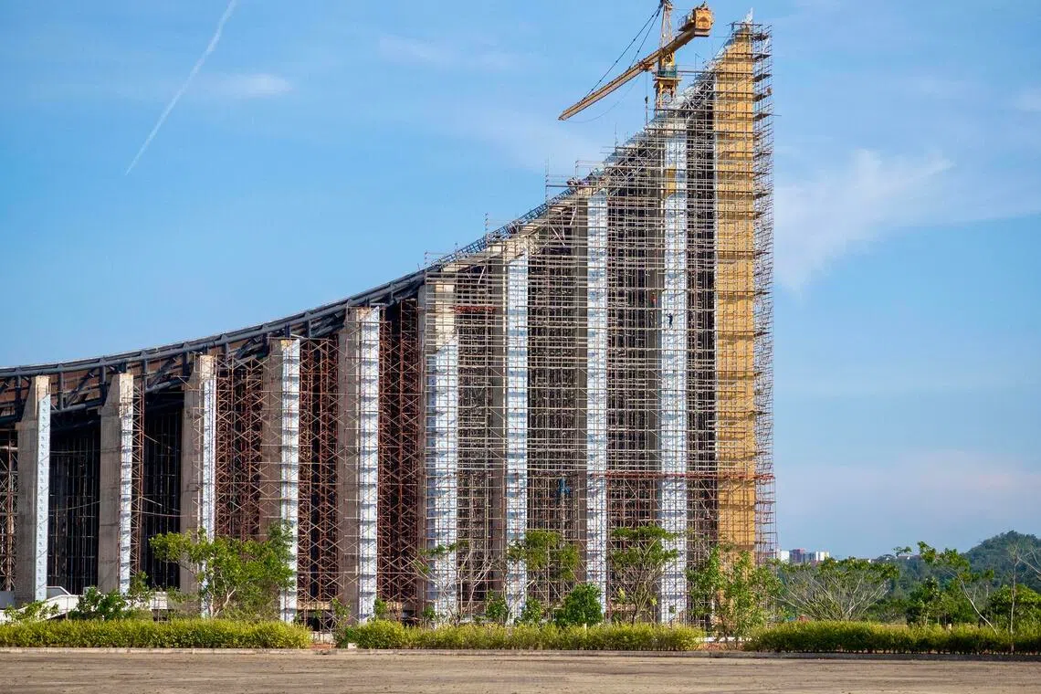 新彭亨州清真寺正在新行政城市科塔萨斯建设中，靠近关丹 ECRL 车站。