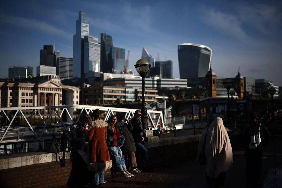 UK graduate jobs drop below 10,000 for first time, report says