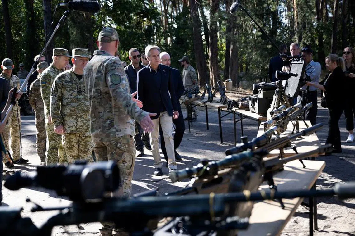 FILE PHOTO: U.S. Secretary of State Antony Blinken looks at weapons while he tours a State Border Guard Service of Ukraine Detached Commandant Office of Security and Resource Supply site in the Kyiv Oblast, Ukraine, September 7, 2023.   BRENDAN SMIALOWSKI/Pool via REUTERS/File photo