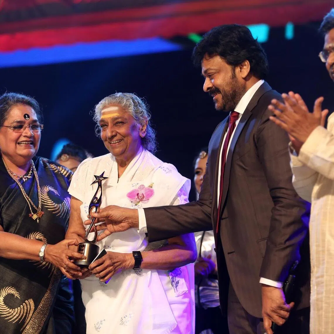 S. Janaki receiving the Lifetime Achievement Award at the fifth edition of the South Indian International Movie Awards, held at Suntec Singapore Convention and Exhibition Centre in 2016.