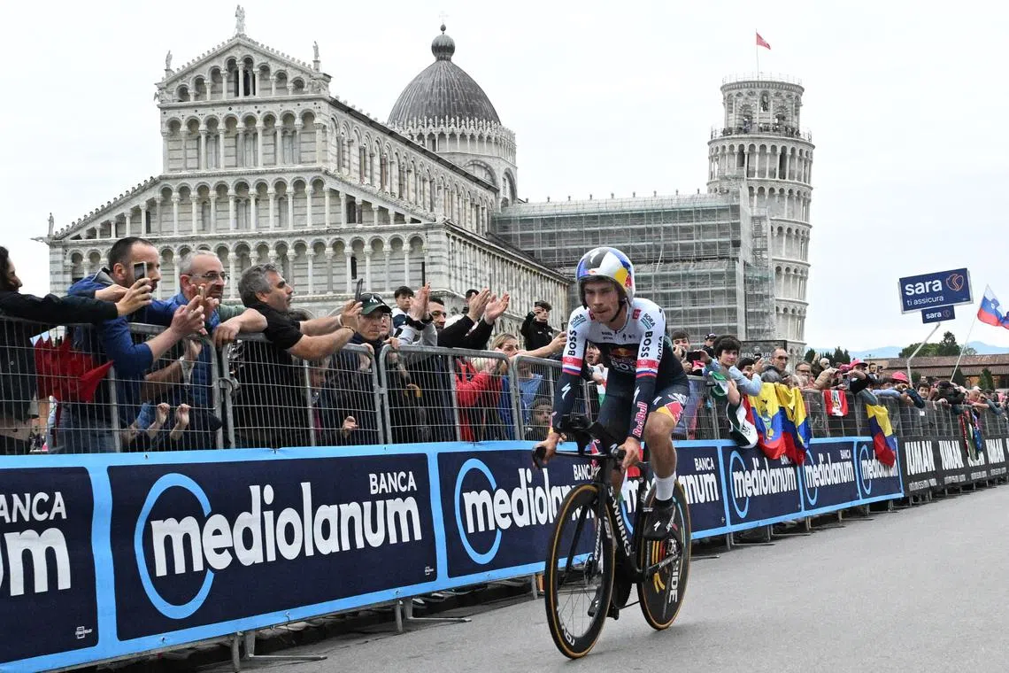 FILE PHOTO: Cycling - Giro d'Italia - Stage 10 - Lucca to Pisa - Italy - May 20, 2025 Red Bull - BORA - Hansgrohe's Primoz Roglic during the time trial REUTERS/Jennifer Lorenzini/File Photo