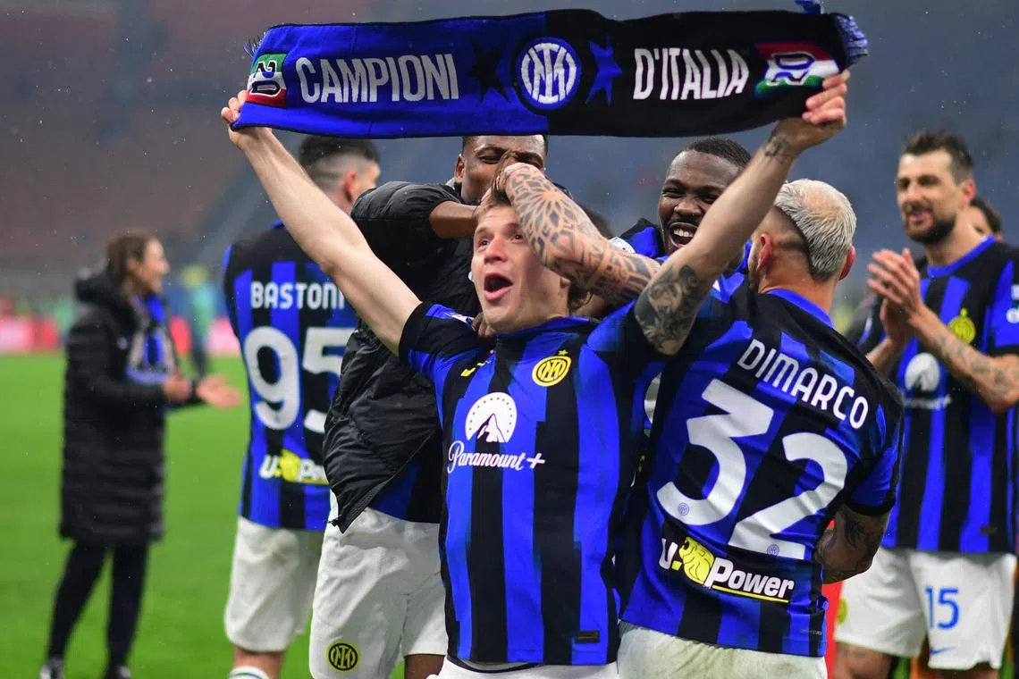 Soccer Football - Serie A - AC Milan v Inter Milan - San Siro, Milan, Italy - April 22, 2024 Inter Milan's Nicolo Barella celebrates winning Serie A with Federico Dimarco after the match REUTERS/Daniele Mascolo