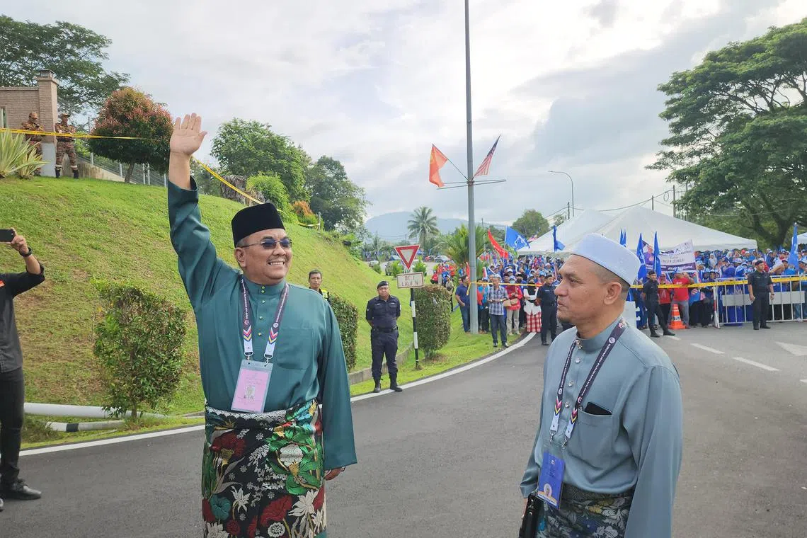 enhand - Kedah caretaker chief minister and opposition politician Sanusi Md Nor with his signature raised hand, which has spawned a social media trend.