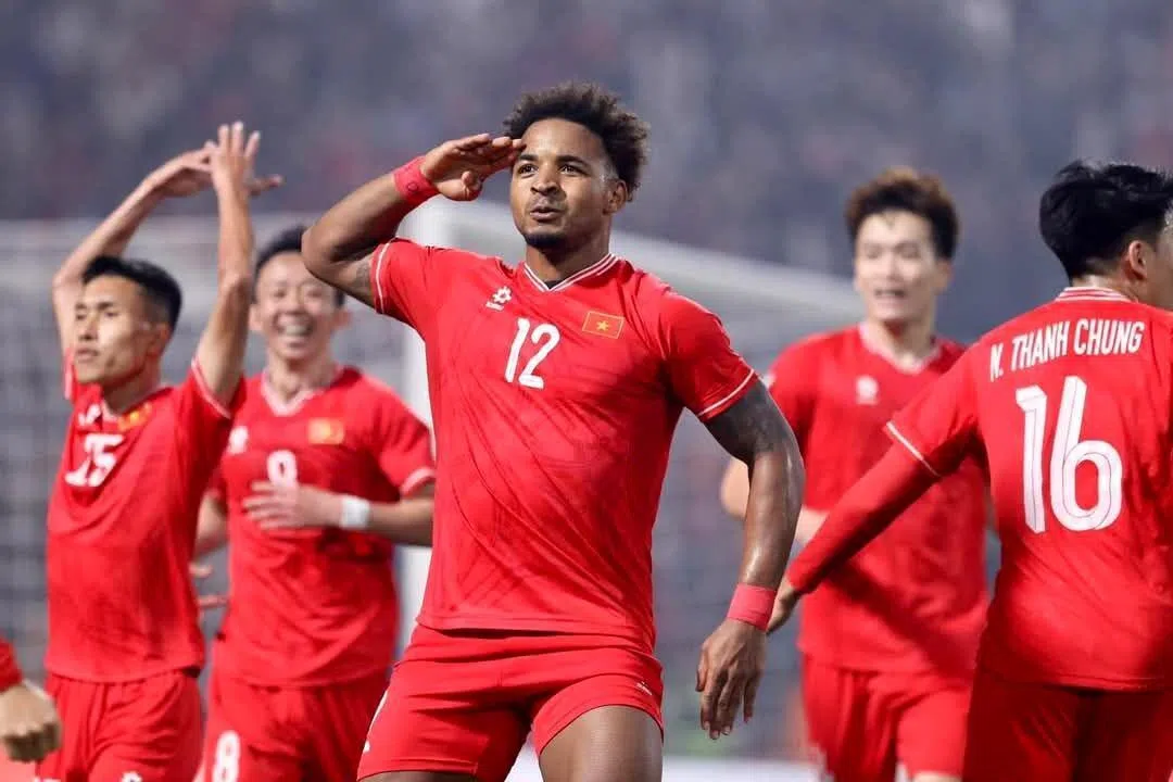 ngacitizen - Nguyen Xuan Son, aka Rafaelson Fernandes, salutes wearing the Vietnam national team colours. 

Credit: Nguyen Xuan Son