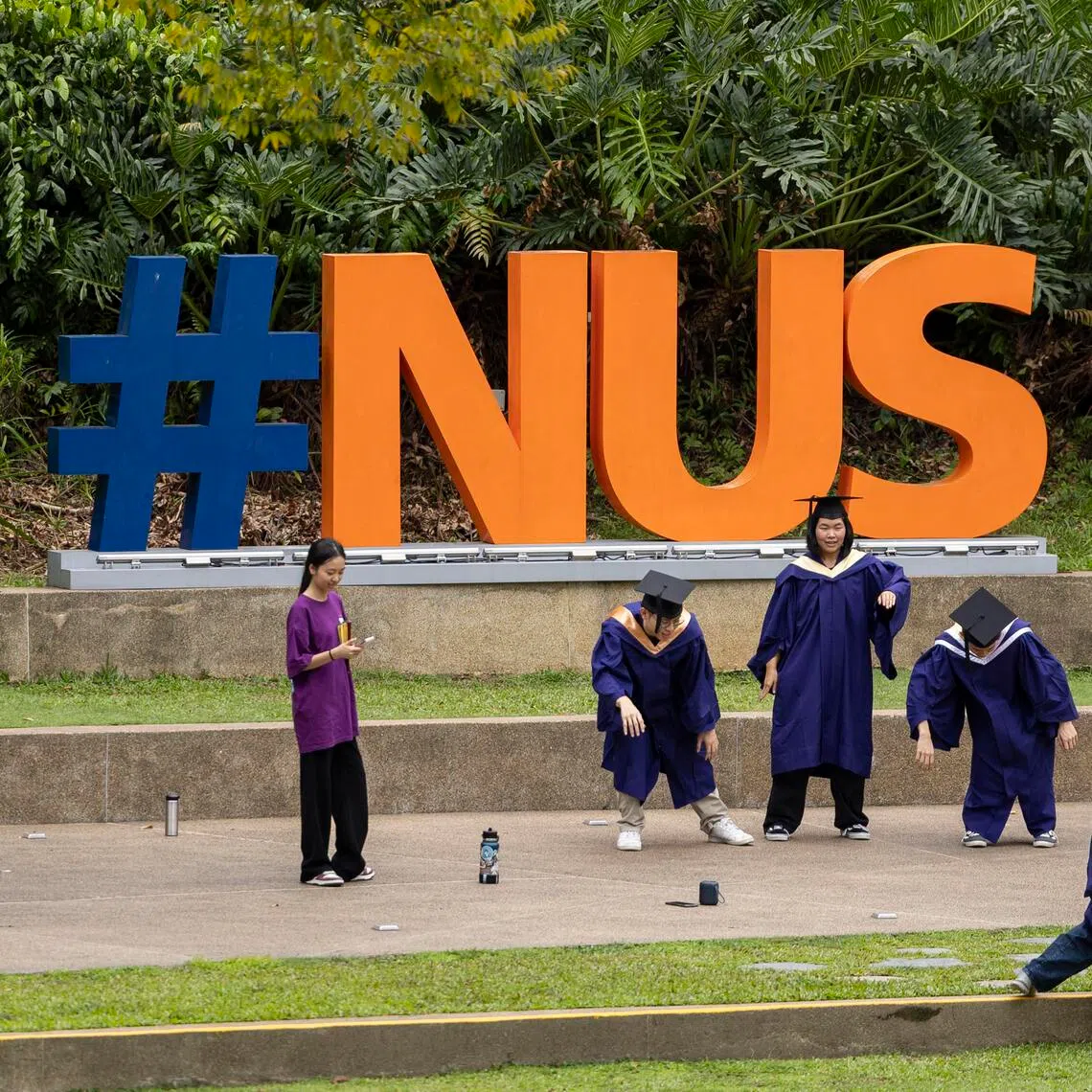 ST20250610_202535200642/pixgenerics/Brian Teo/Generic NUS students having a graduation photo shoot at the UTown campus on June 10, 2025. Can be used for stories on NUS, singapore universities, tertiary education, lifelong learning, young adults, graduates, graduate employment survey, job hunt, employability, job market. ST PHOTO: BRIAN TEO