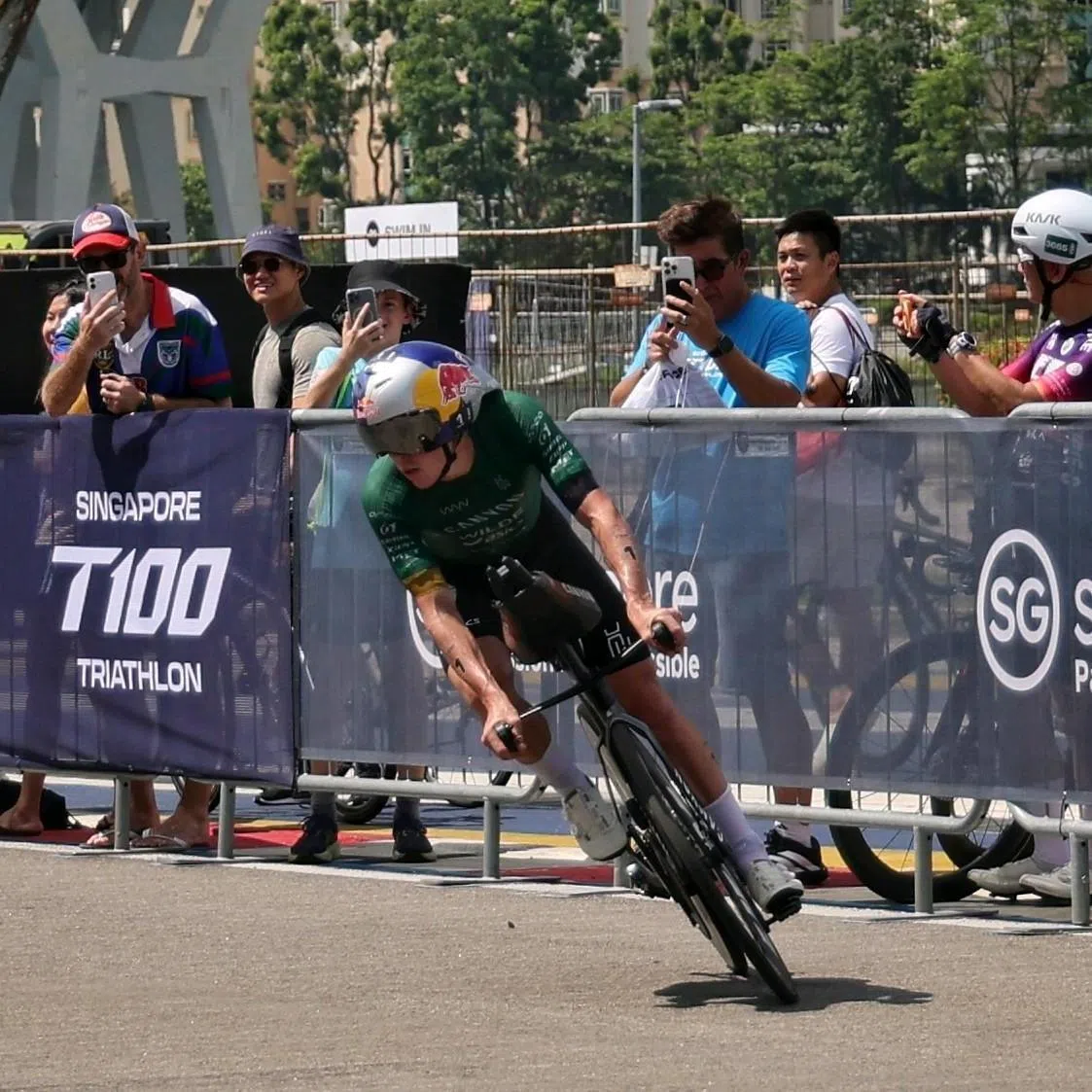 Hayden Wilde wins back to back Singapore T100 triathlon titles.