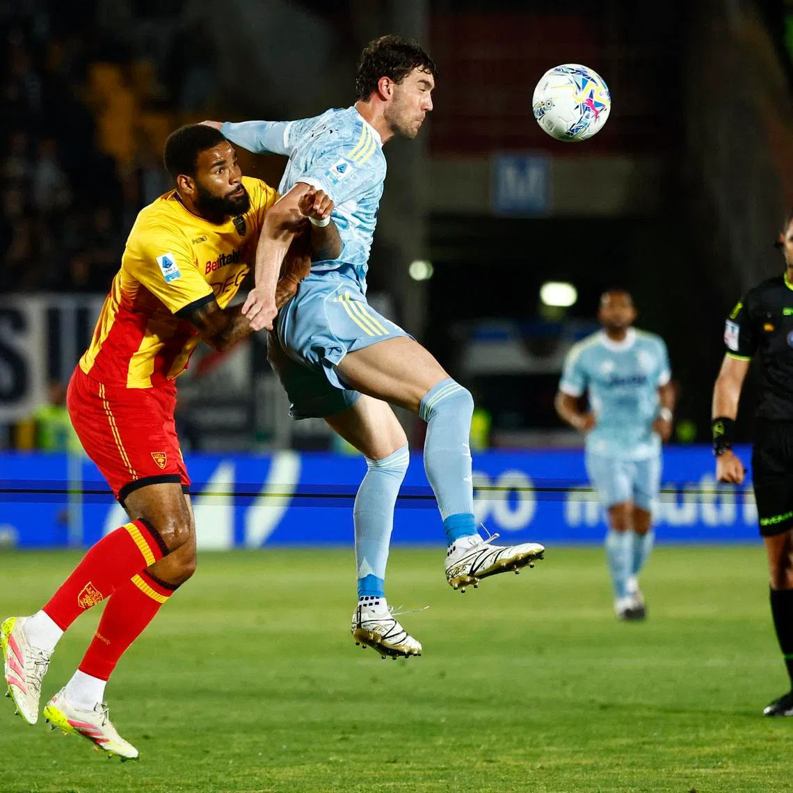 Soccer Football - Serie A - Lecce v Juventus - Stadio Via del mare, Lecce, Italy - May 9, 2026  Juventus' Dusan Vlahovic in action with Lecce's Jamil Siebert REUTERS/Alessandro Garofalo