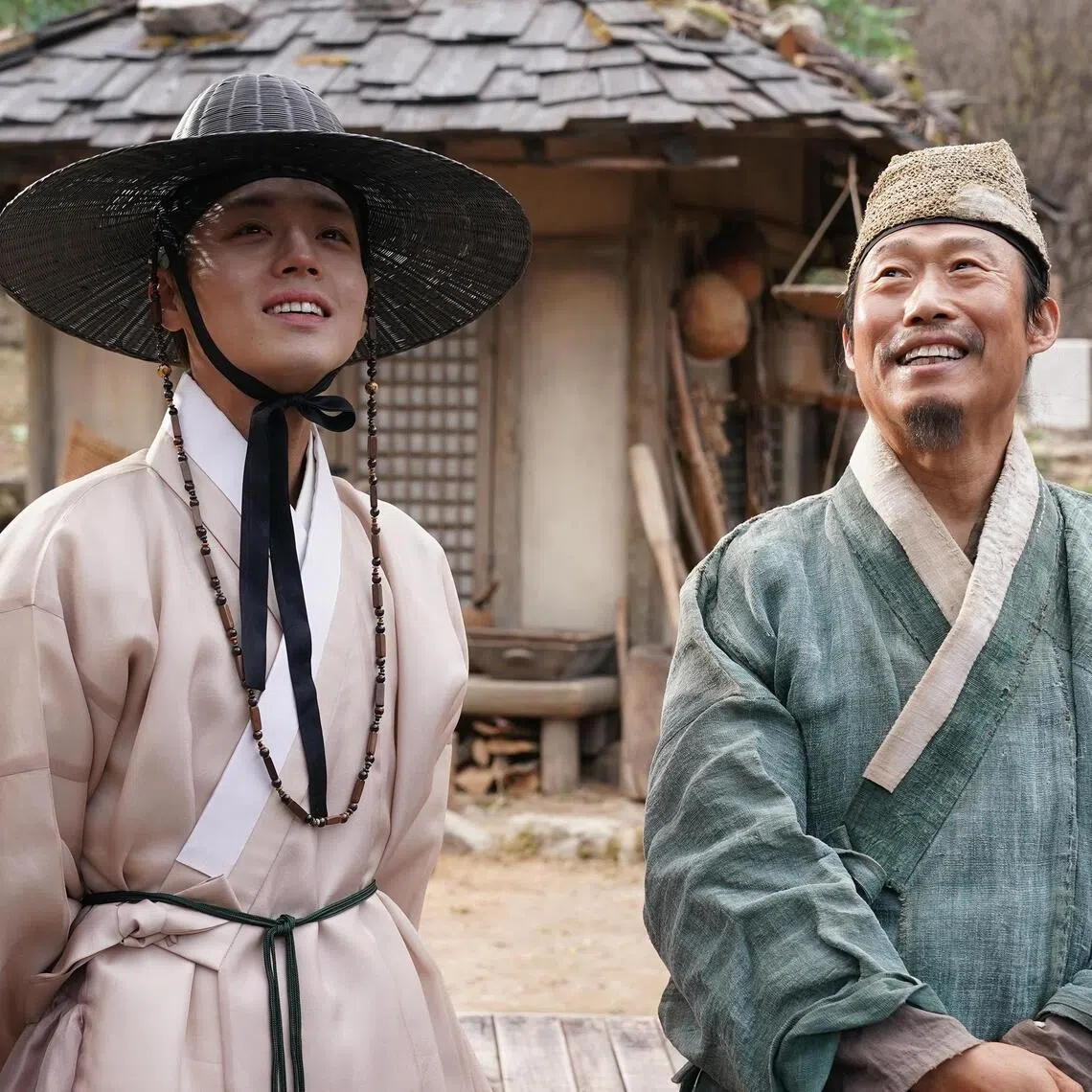Park Ji-hoon (left) and Yoo Hae-jin in The King's Warden