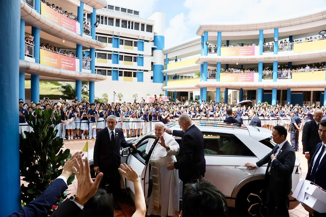 CMG20240913-KwongKC01 /邝启聪／陈可扬/Photo Opp: Pope Francis' State Visit to Singapore - Interreligious Meeting with Young People: Welcome & Farewell/Catholic JC, Whitley Rd, S'297822