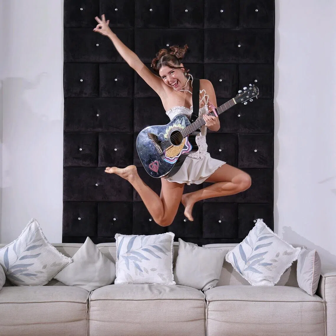 A portrait of singer-songwriter Kira Peace, who takes her spontaneous public performances to spaces such as buses, at her home.