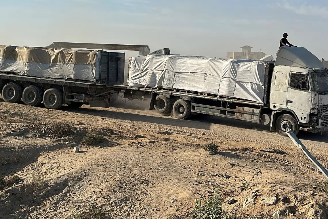 A truck carries aid for Palestinians, amid a ceasefire between Israel and Hamas in Gaza, in Khan Younis, in the southern Gaza Strip, October 21, 2025. REUTERS/Stringer