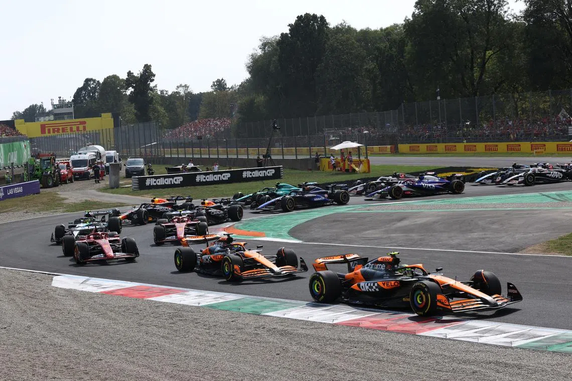 FILE PHOTO: Formula One F1 - Italian Grand Prix - Autodromo Nazionale Monza, Monza, Italy - September 1, 2024 McLaren's Lando Norris and McLaren's Oscar Piastri in action during the race REUTERS/Bernadett Szabo/File Photo