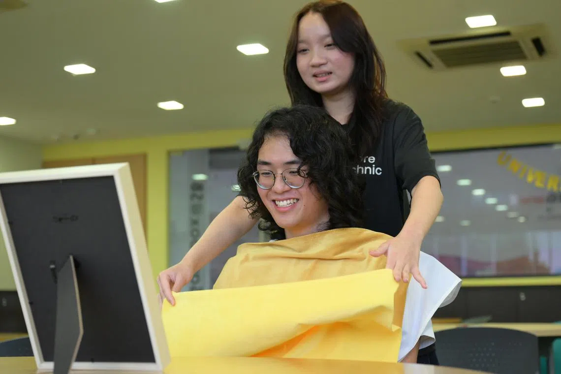 dlcolour/ST20250124_202584000693/Ng Sor Luan/Reporter Dillon Loh getting a colour analysis session with founder of House of Hues, Ong Jing Ting, 19.

