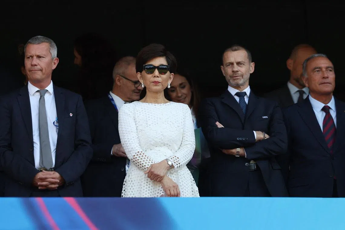 Soccer Football - UEFA Women's Champions League - Final - FC Barcelona v OL Lyonnes - Ullevaal Stadion, Oslo, Norway - May 23, 2026 OL Lyonnes president Michele Kang alongside UEFA president Aleksander Ceferin before the match REUTERS/Bernadett Szabo