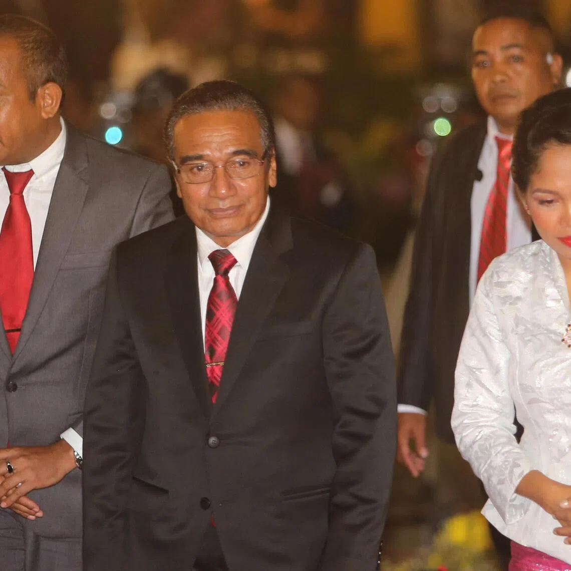 The new President of East Timor Francisco Guterres Lu'Olo (C) walks with spouse Cidalia Lopes (R) and the Parliament Speaker Aderito Hugo da Costa (L) during presidential inauguration ceremony in Dili, East Timor, May 19, 2017. Picture taken May 19, 2017.   REUTERS/Lirio Da Fonseca