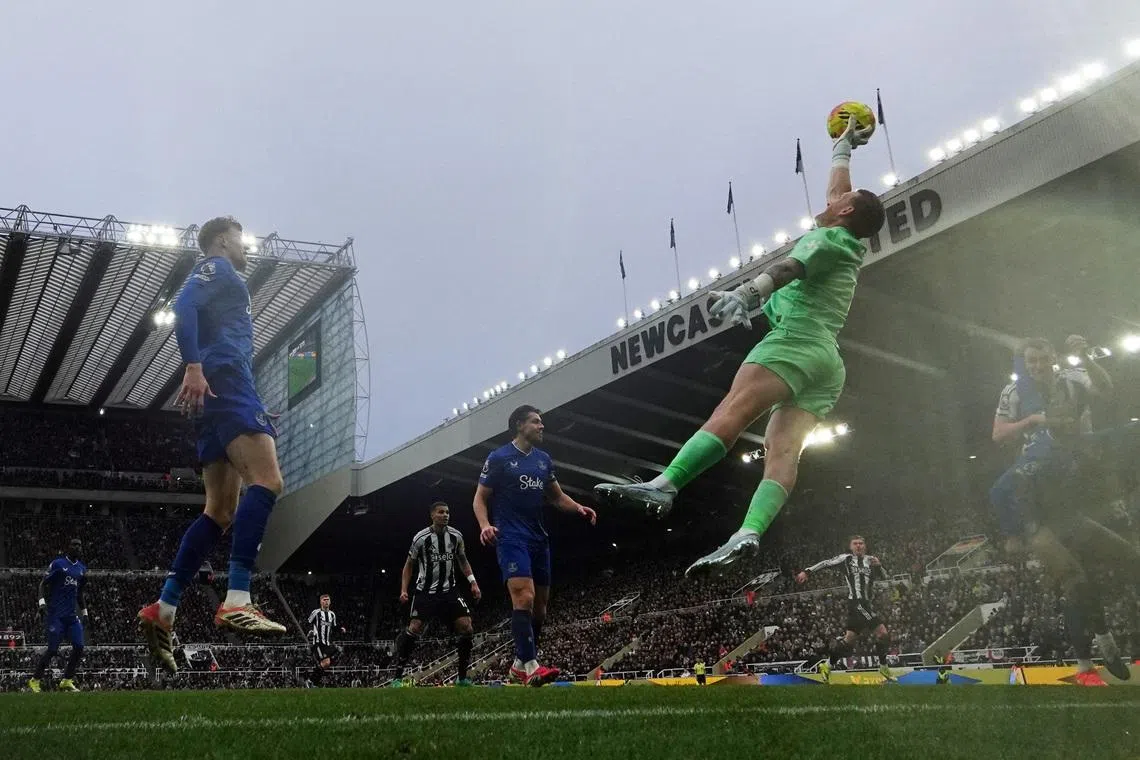 Soccer Football - Premier League - Newcastle United v Everton - St James' Park, Newcastle, Britain - February 28, 2026 Everton's Jordan Pickford makes a save. Action Images via Reuters/Lee Smith