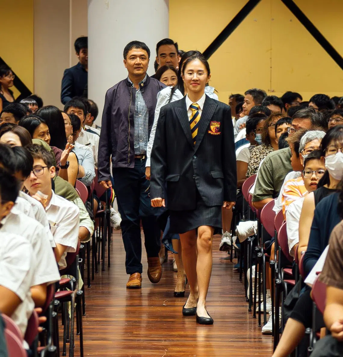 etresults18 - Belle Phang, aluna do ACS (I), desempenhando funções de introdução durante um evento escolar em março de 2024. Crédito: Escola Anglo-Chinesa (Independente)