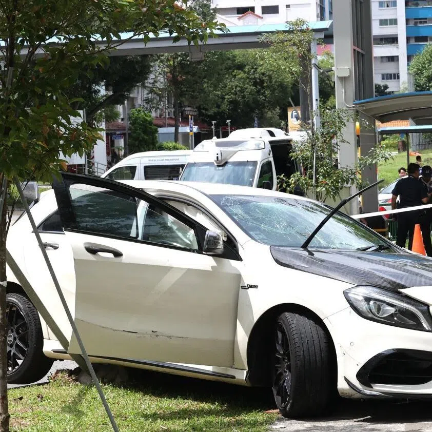 The driver was arrested for driving under the influence of intoxicating substances. E-vapourisers and related components were found in his car.