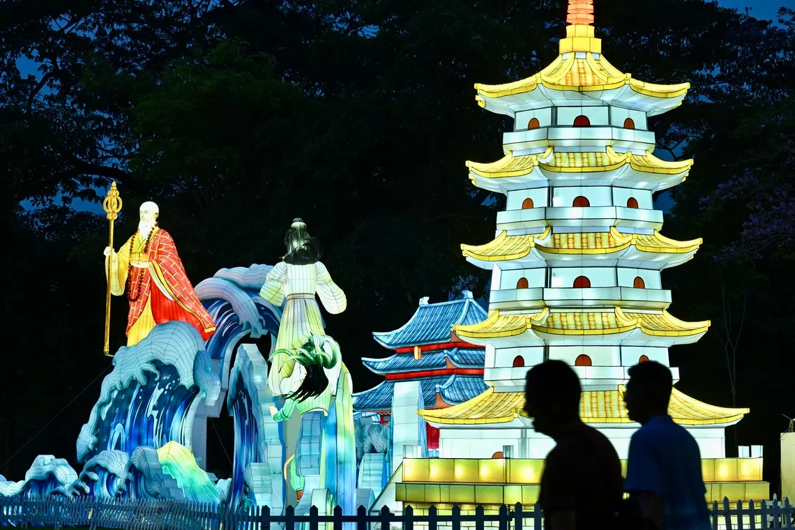 Across five scenes set along Lakeside Field, the lantern displays trace the story of Bai Suzhen – a white snake spirit who takes human form – and her fateful romance with the scholar Xu Xian, from their chance meeting on Broken Bridge to their eventual separation at the hands of the monk Fa Hai.