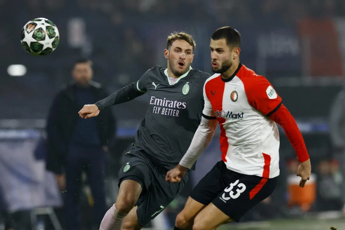 FILE PHOTO: Soccer Football - Champions League - Knockout Phase Playoff - First Leg - Feyenoord v AC Milan - Feyenoord Stadium, Rotterdam, Netherlands - February 12, 2025 AC Milan's Santiago Gimenez in action with Feyenoord's David Hancko REUTERS/Piroschka Van De Wouw/File Photo