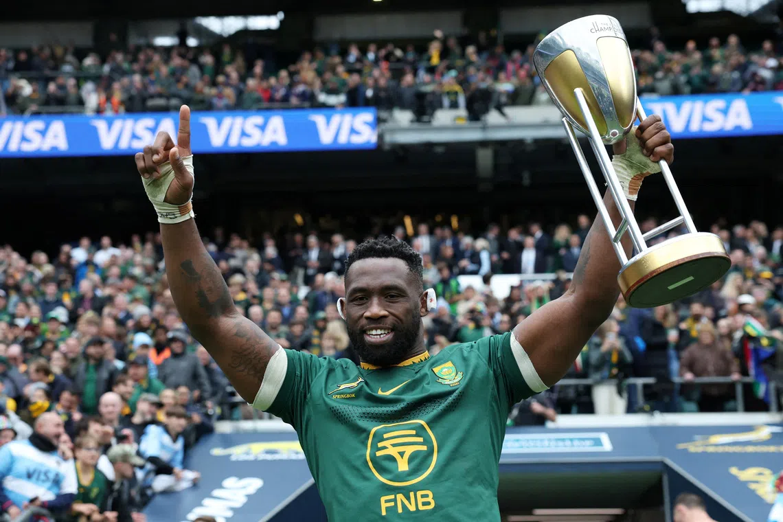 FILE PHOTO: Rugby - Rugby Championship - Argentina v South Africa - Allianz Stadium, Twickenham, London, Britain - October 4, 2025  South Africa's Siya Kolisi lifts the Rugby Championship trophy after the match Action Images via Reuters/Paul Childs/File Photo