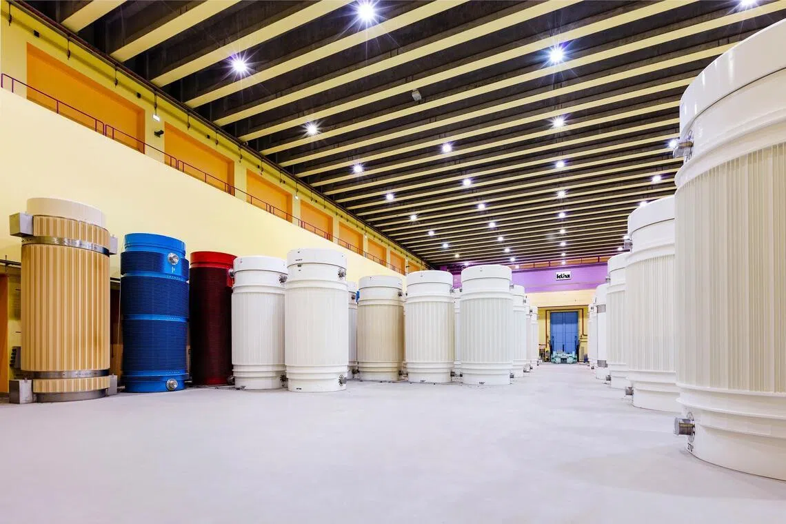 askST: How do countries deal with waste from nuclear energy?
