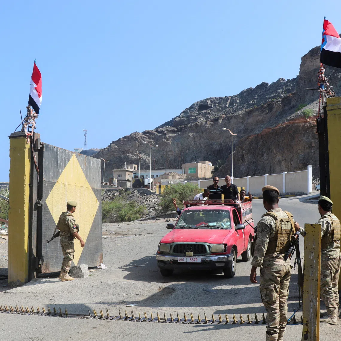 FILE PHOTO: Soldiers loyal to Yemen's separatist Southern Transitional Council stand guard outside the compound of the presidential palace in Aden, Yemen December 9, 2025. REUTERS/Fawaz Salman/File Photo