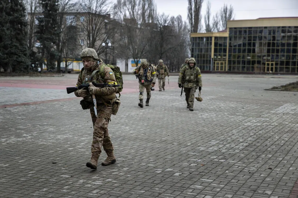 Ukrainian soldiers in Bakhmut, Ukraine, on Sunday, Dec. 18, 2022. (Tyler Hicks/The New York Times)