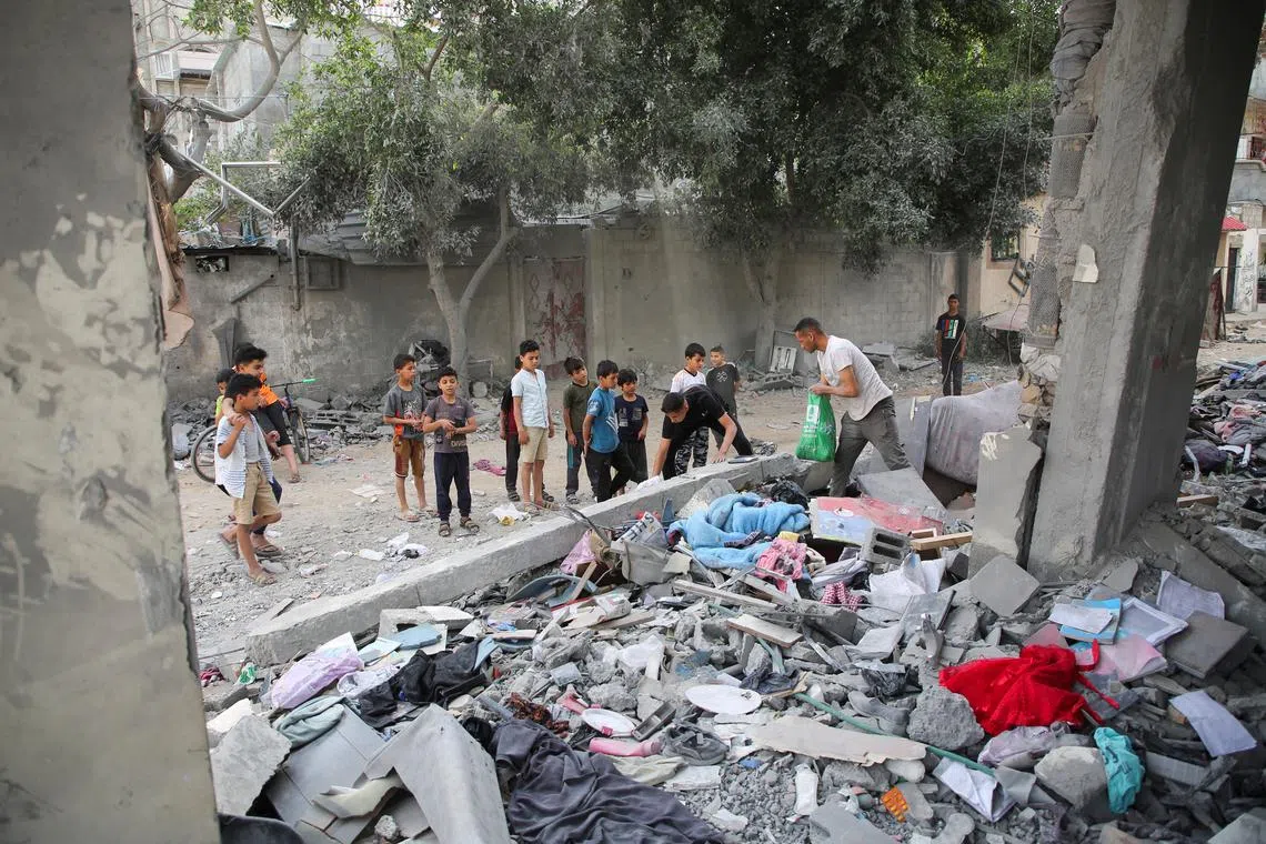 Palestinians inspect the site of an Israeli strike on a house, amid the ongoing conflict between Israel and the Palestinian Islamist group Hamas, in Rafah, in the southern Gaza Strip, April 25, 2024. REUTERS/Hatem Khaled