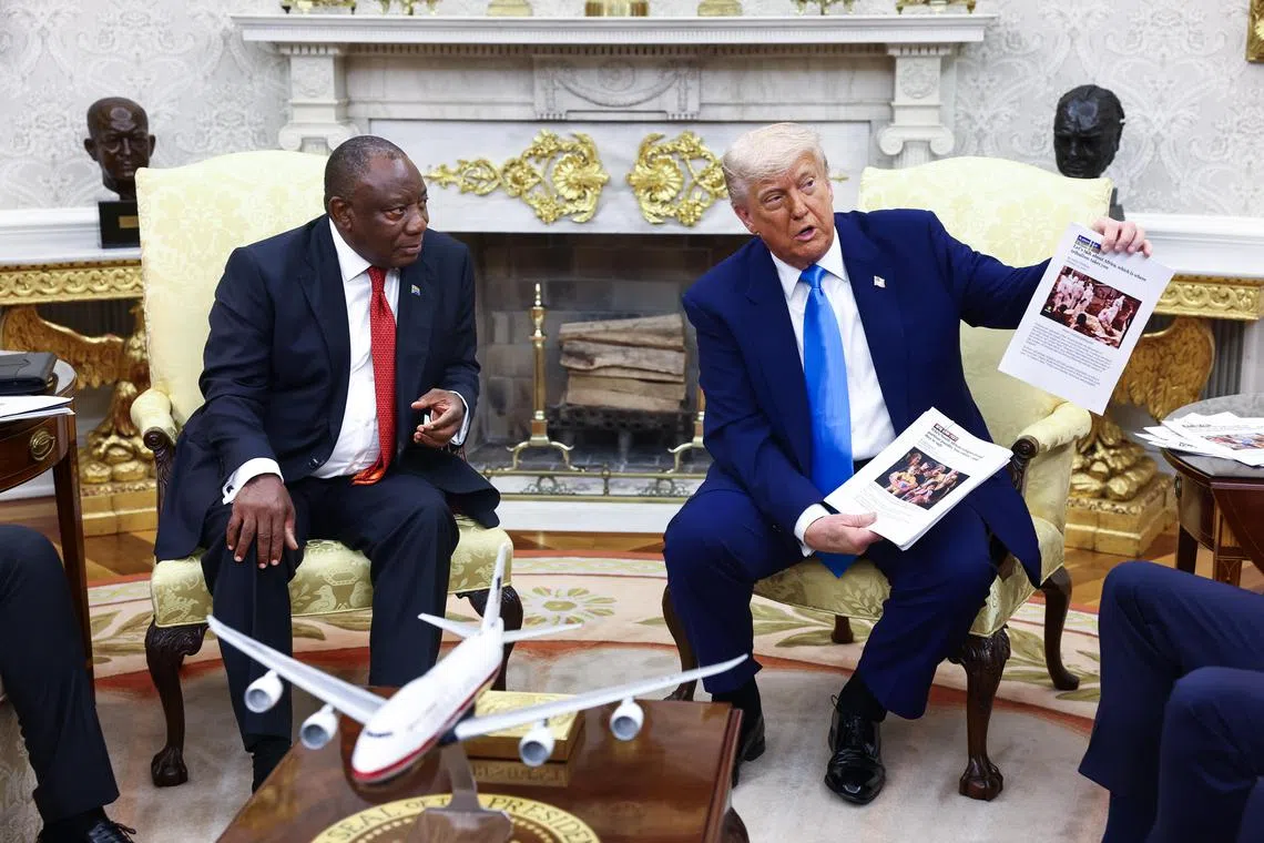 epa12123577 US President Donald Trump (R) meets with South Africa’s President Cyril Ramaphosa (L) in the Oval Office of the White House in Washington, DC, USA, 21 May 2025. Ramaphosa’s visit comes one week after Trump claimed there is an on-going genocide in South Africa and granted refugee status to 59 Afrikaners.  EPA-EFE/JIM LO SCALZO / POOL