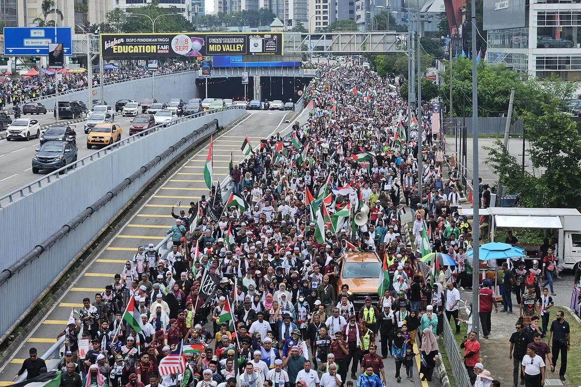 whrally12 - Armed with pro-Palestinian flags and posters, thousands of rallygoers occupied the road leading to the U.S. Embassy in Kuala Lumpur to protest U.S. support for Israel since the outbreak of the war on October 7.

ST Photo: Lu Wei Hoong