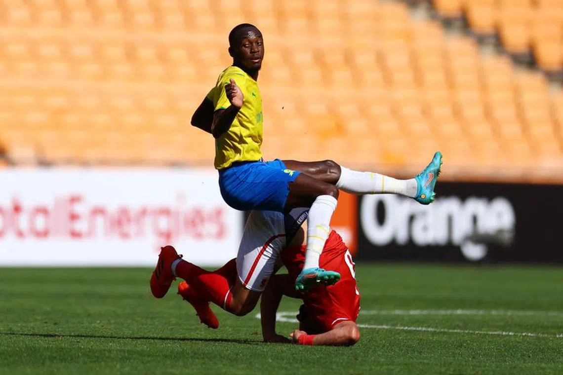 Soccer Football - CAF Champions League - Al-Ahly v Mamelodi Sundowns - FNB Stadium, Johannesburg, South Africa - March 12, 2022 Mamelodi Sundowns' Peter Shalulile in action with Al-Ahly's Yasser Ibrahim REUTERS/Siphiwe Sibeko/ File photo