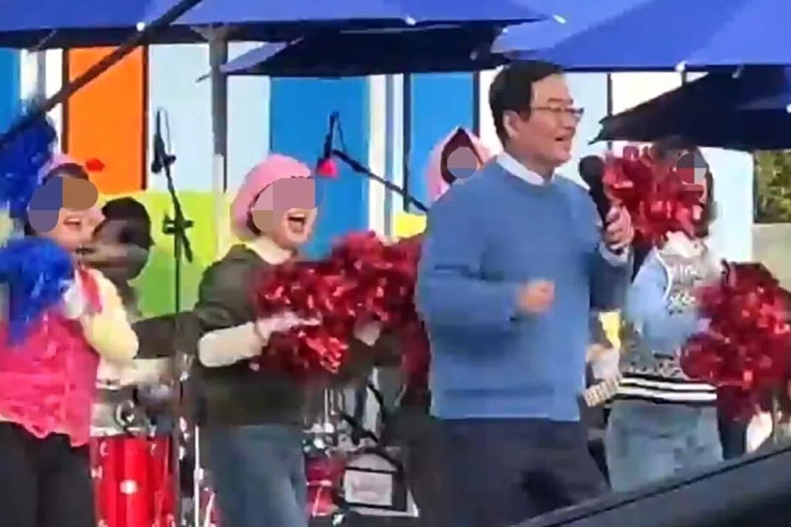 Guangju Buk-gu District Mayor Moon In has been criticised for using female officials as backup dancers.