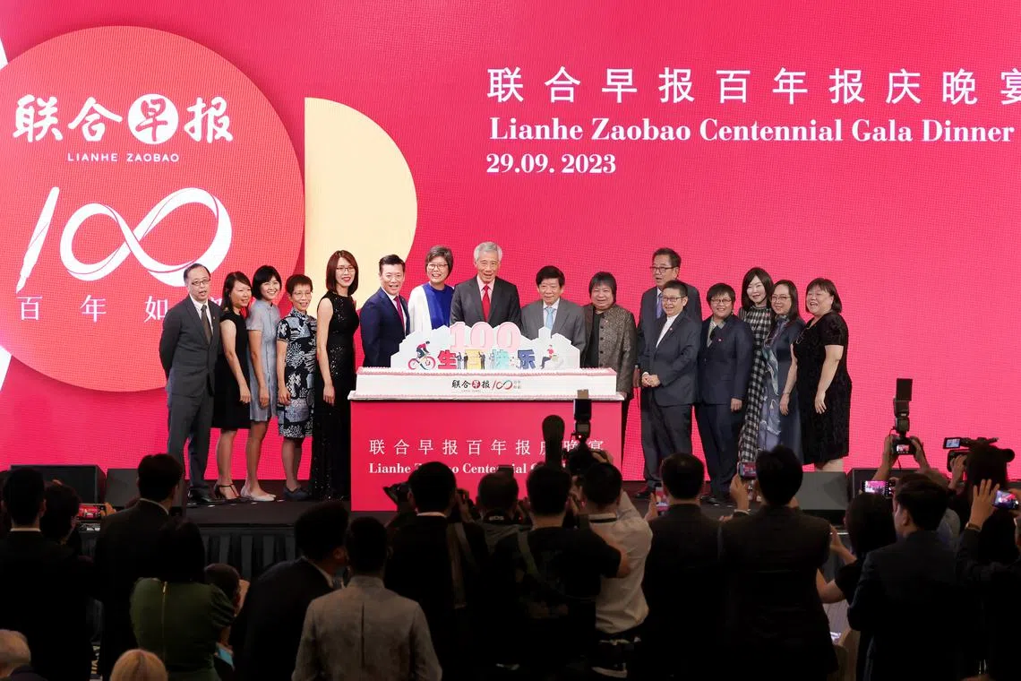 PM Lee Hsien Loong, flanked by Ms Lee Huay Leng, editor-in-chief of SMT's Chinese Media Group and SMT chairman Khaw Boon Wan, with Lianhe Zaobao editor Goh Sin Teck (sixth from left) and SMT chief executive officer Teo Lay Lim (next to Mr Khaw), as well as other guests at the gala dinner to mark the paper’s centennial celebrations on Friday.