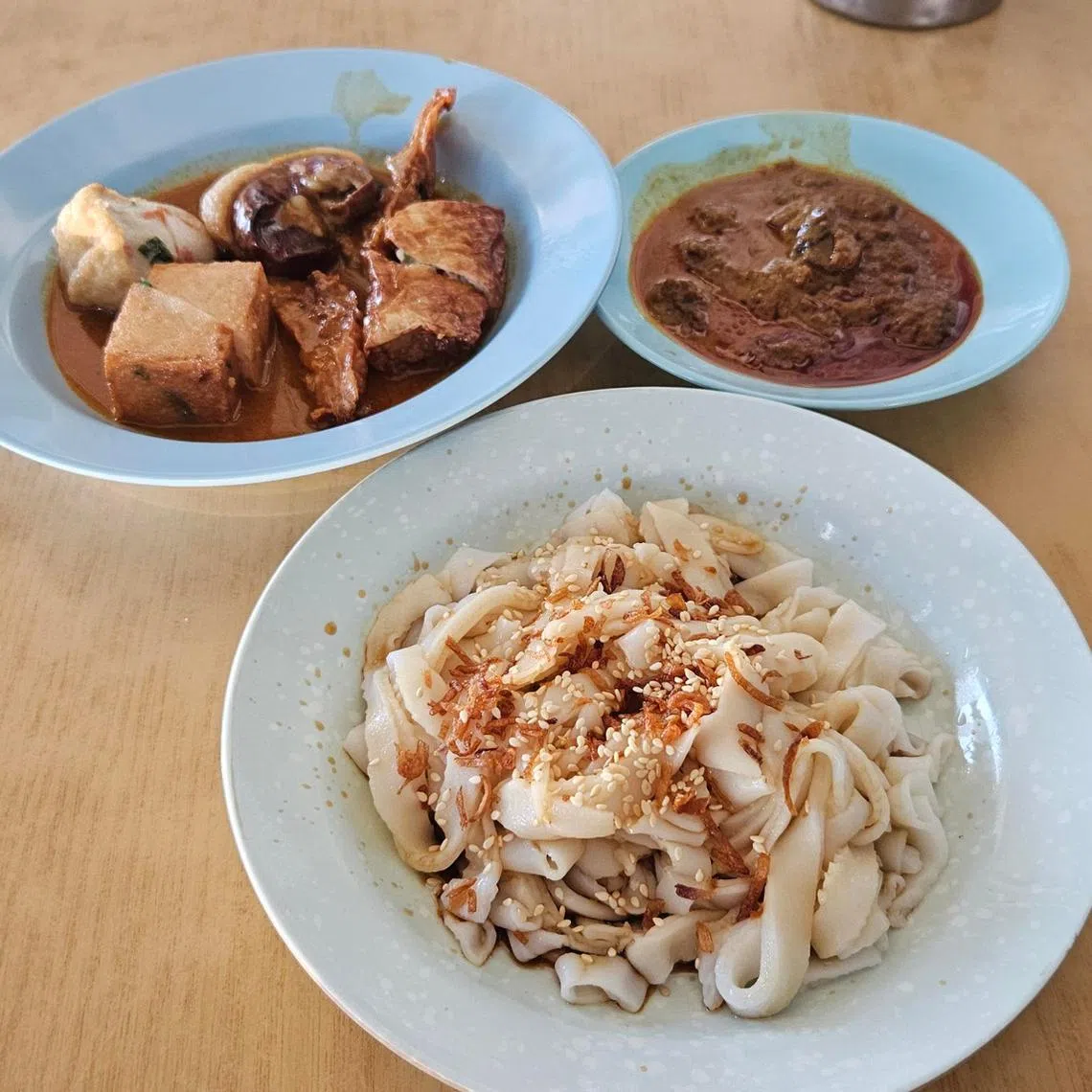 A plate of Chee Cheong Fun dipped in light soy sauce, served with curry sambal cockles and meat toppings in curry sauce. Photo taken at Ming Jii Restaurant, Johor Bahru, on April 1.