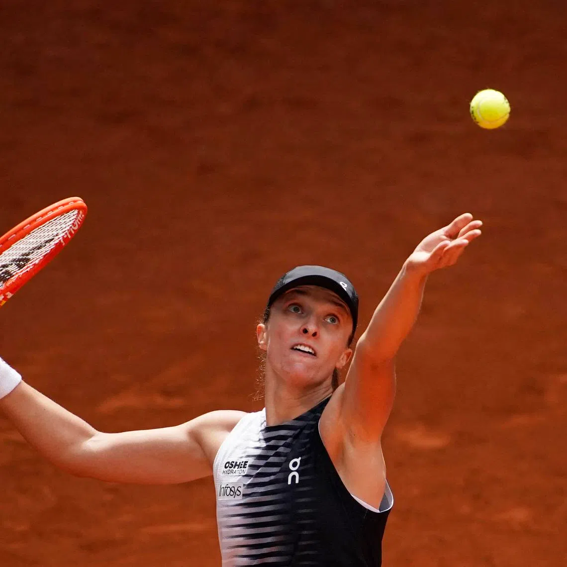 Tennis - Madrid Open - Park Manzanares, Madrid, Spain - April 25, 2026 Poland's Iga Swiatek in action during her round of 32 match against Ann Li of the U.S. REUTERS/Ana Beltran