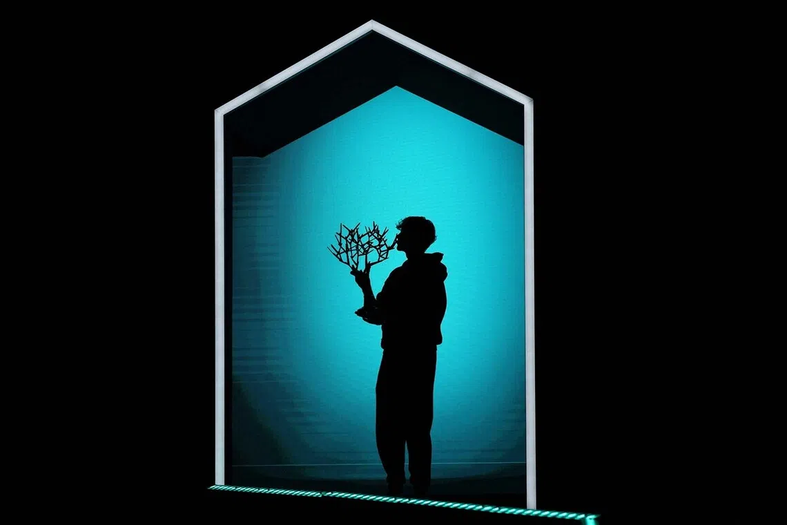 Tennis - ATP Masters 1000 - Paris Masters - Paris La Defense Arena, Nanterre, France - November 2, 2025 Italy's Jannik Sinner poses with the trophy after winning the Paris Masters final against Canada's Felix Auger-Aliassime REUTERS/Sarah Meyssonnier TPX IMAGES OF THE DAY